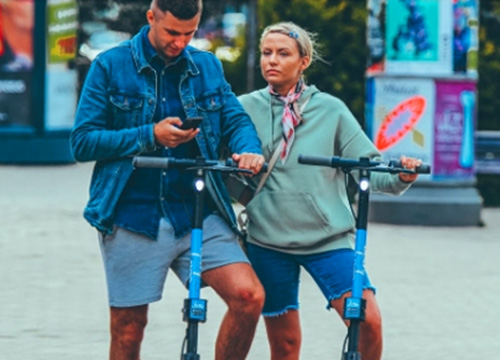 TIPPS ZUM FAHREN MIT EINEM E-SCOOTER IN EINER NEUEN STADT